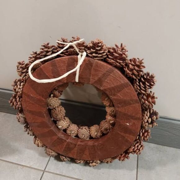 Handcrafted pinecones winter christmas door decoration wreath - Picture 7 of 10